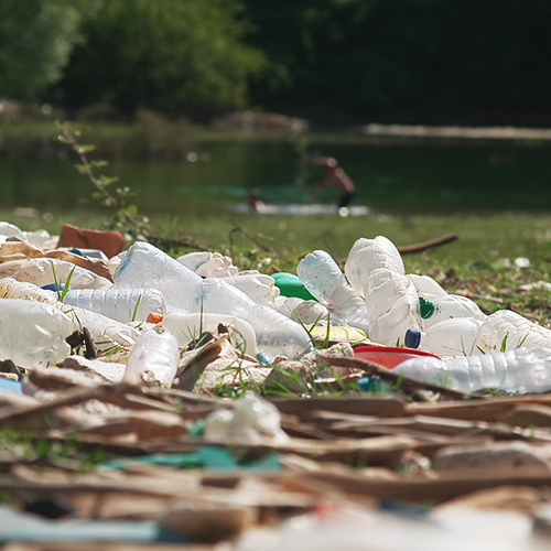 Plastikmüll an Wasser