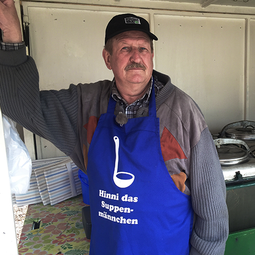 Mann mit blauer Schürze