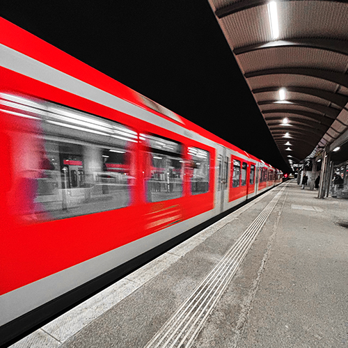 S-Bahn die nachts an einer Haltestelle einfährt