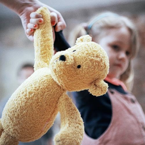 Kind mit Teddy