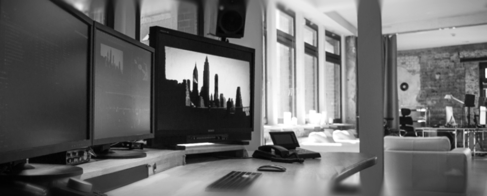 Schöner Schnittraum mit zwei Eizo-Monitoren und einem Sony-4K-HDR-Vorschaumonitor in Industrie-Optik